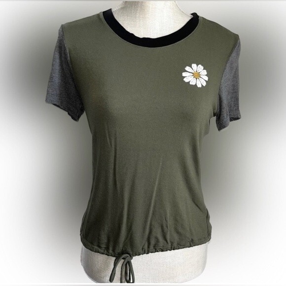 No Boundaries Tops - No Boundaries Green Gray Daisy Floral Short Sleeve Top Juniors Size Medium